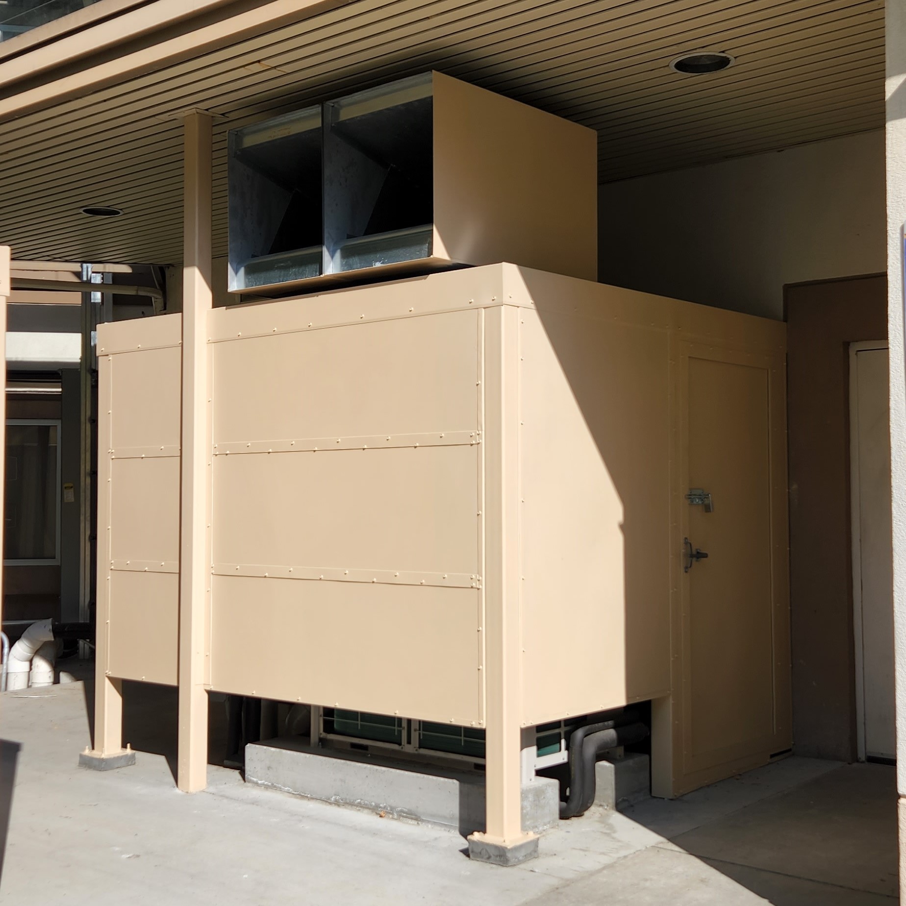 Full acoustic enclosure outside of a building